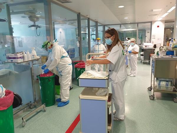 Personal sanitario en el Hospital San Cecilio.