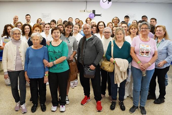 Personas cuidadoras y familiares, junto a personal sanitario.