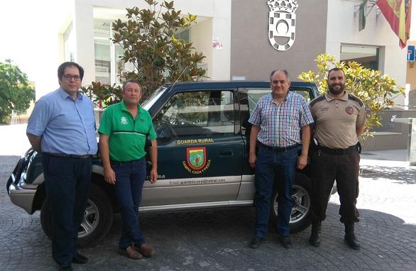 El guarda rural, a la derecha, con el alcalde y autoridades de la Guardia Civil. 