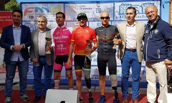 José Manuel Dosdad, en el centro, con el trofeo de campeón de España.