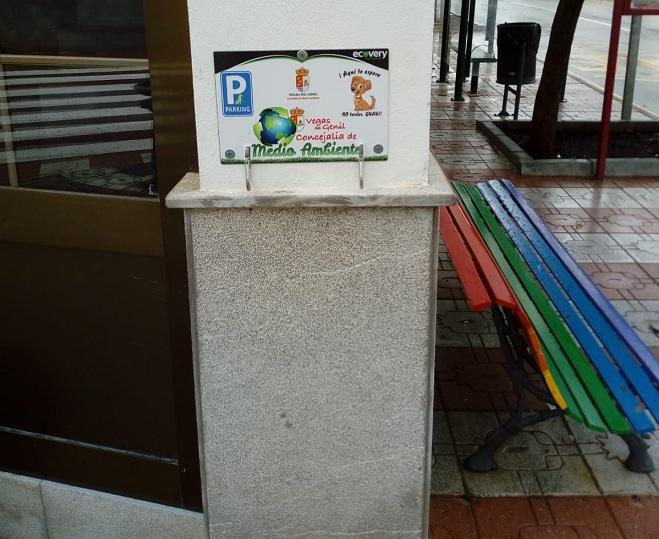 Ganchos instalados por el Ayuntamiento para dejar atadas las mascotas Ganchos instalados por el Ayuntamiento para dejar atadas las mascotas.