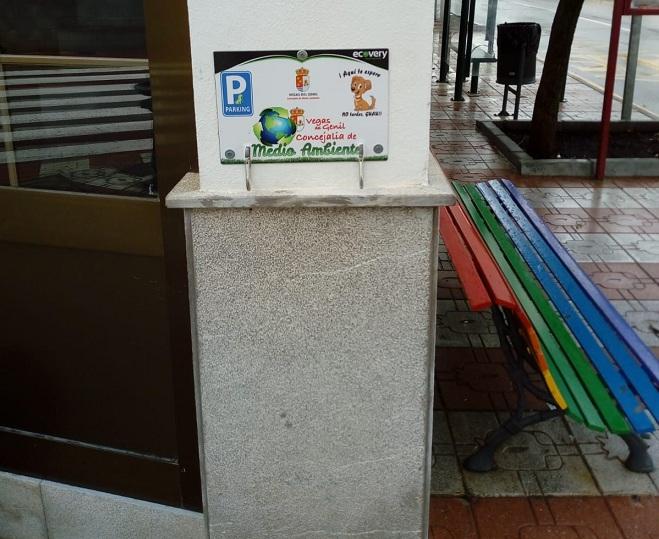 Ganchos instalados por el Ayuntamiento para dejar atadas las mascotas. 