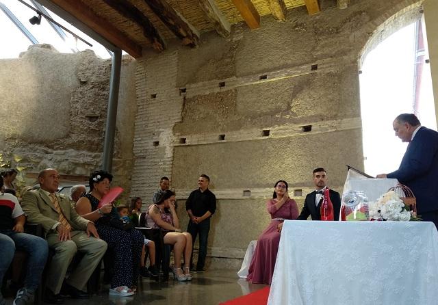 El alcalde oficia la boda en la Torre de la Alquería.