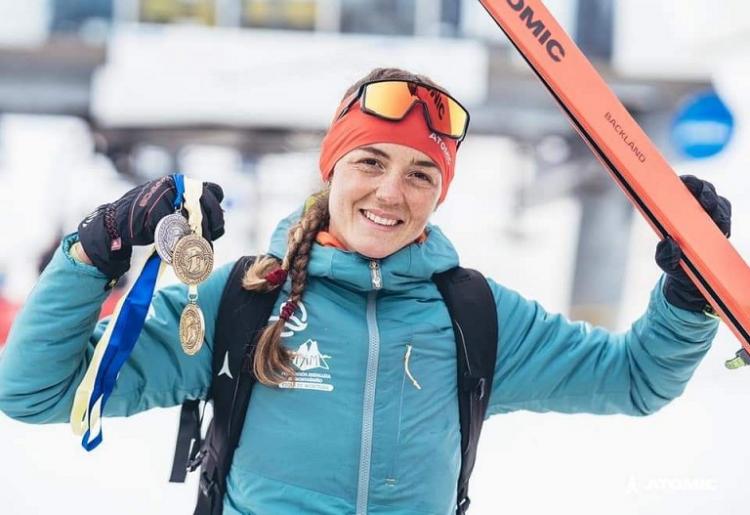 La esquiadora granadina, con sus tres medallas.