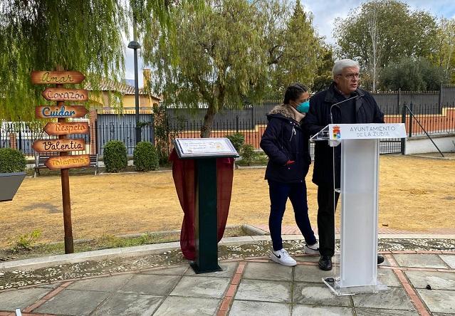 El padre de Ana María y su hija, en el acto celebrado en La Zubia. 