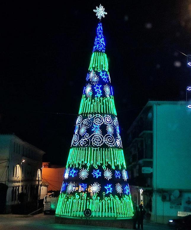 Árbol de Navidad en una calle del pueblo. 