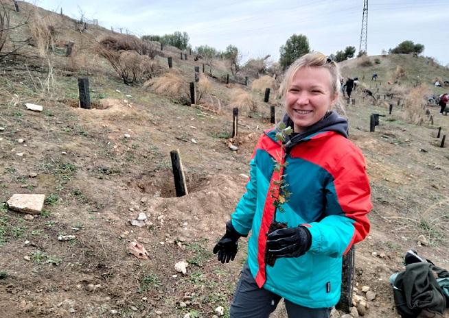 Más de un centenar de vecinos y vecinas han participado en la reforestación.