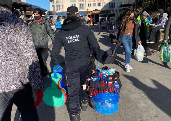 Un agente lleva guantes y otras prendas requisadas en la estación. 