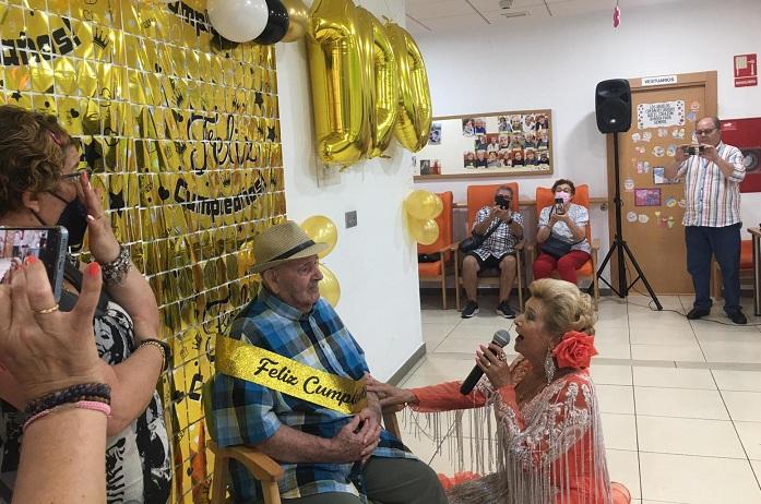 Juan José Beltrán, con la cantaora de copla Pepi Díaz. 