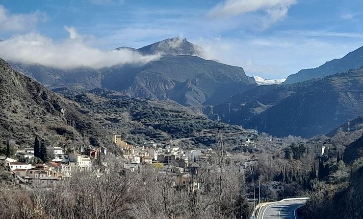 Vista de Monachil, con el pico Cerrajón al fondo. 