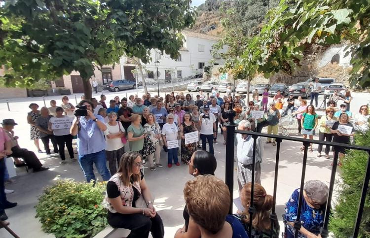Concentración vecinal en la puerta del consultorio este viernes. 