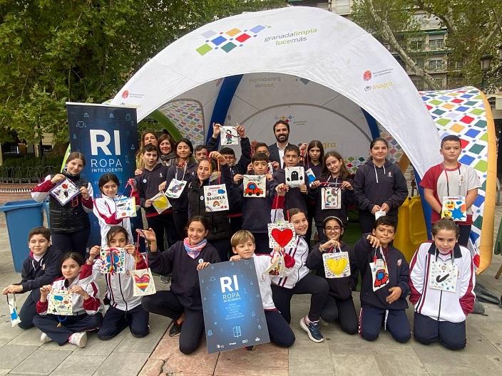 Escolares en un taller de reutilización de ropa usada en la Fuente de las Batallas. 