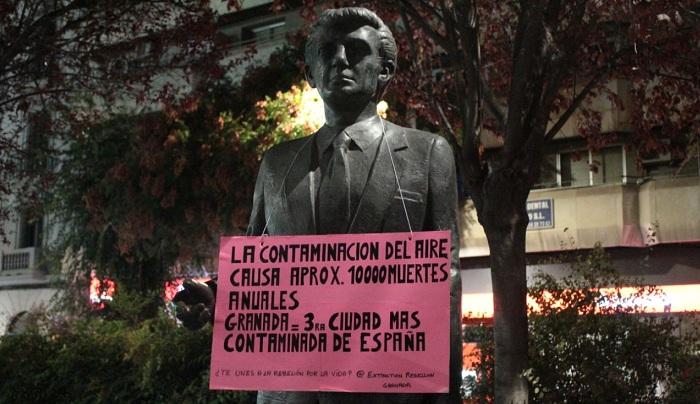 Uno de los carteles, que denuncia la contaminación en Granada Uno de los carteles, que denuncia la contaminación en Granada.
