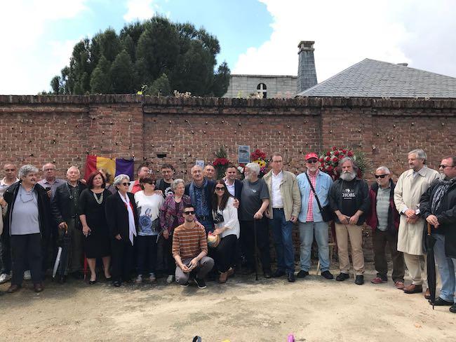 Foto de familia de asistentes al homenaje.