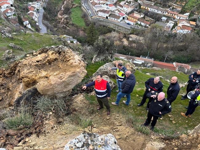 Visita del diputado de Emergencias y el alcalde de Pinos, junto a Bomberos y Policía Local, al cerro afectado.