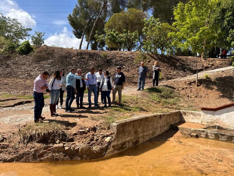 El presidente de la Diputación, junto al alcalde de Pinos Puente y otros representantes de la Diputación y el Ayuntamiento, en Trasmulas.