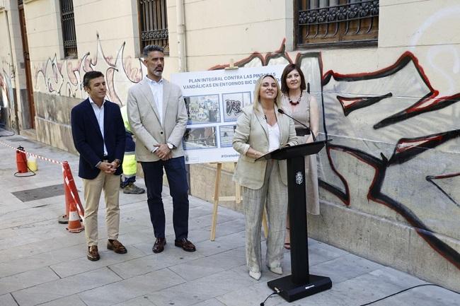La alcaldesa, con la concejala de Limpieza, el portavoz del gobierno y el responsable de Inagra, en Gran Vía junto a una de las pintadas.