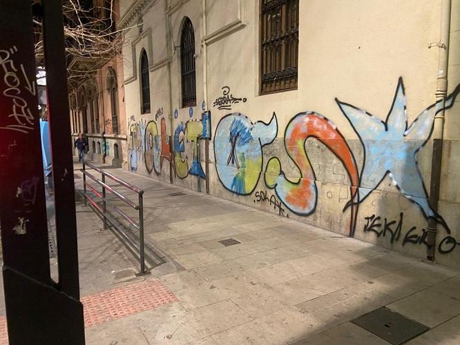 Pintadas en una fachada del centro. 