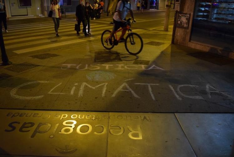 Imagen de mayo que refleja los mensajes pintados con tiza por el colectivo.