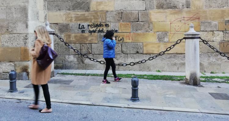 Pintadas en uno de los laterales de la Catedral, en la calle Cárcel Baja.