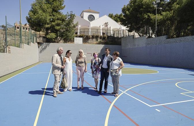 Pista polideportiva de Lancha de Cenes, recién arreglada y pintada. 