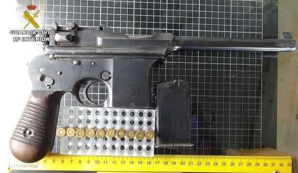 Pistola ametralladora que llevaba el asaltante. 