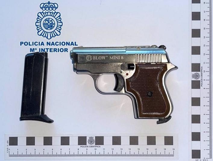 Pistola intervenida al detenido. 