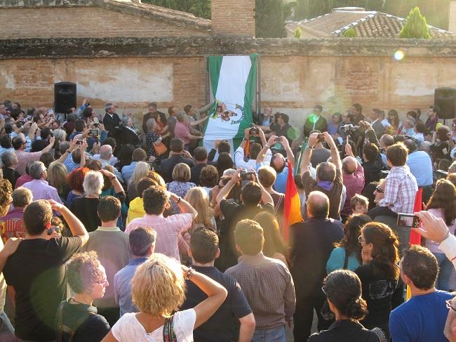 Imagen del acto en el que se descubrió, en 2012, la placa que señaliza la tapia como Lugar de Memoria Histórica de Andalucía.