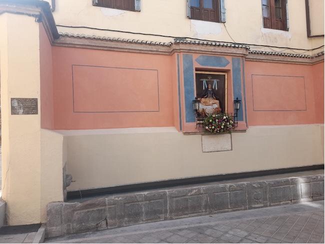 Placa de metacrilato al lado de la pared recién pintada.
