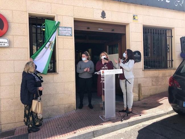 Momento de la inauguración de la placa en memoria de María Retamero.