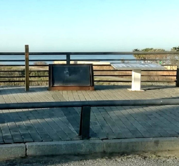 Placa arrancada que señalaba este punto del río Guadalfeo como Lugar de Memoria.