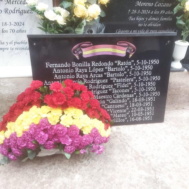 Placa que recuerda a los guerrilleros antifranquistas.