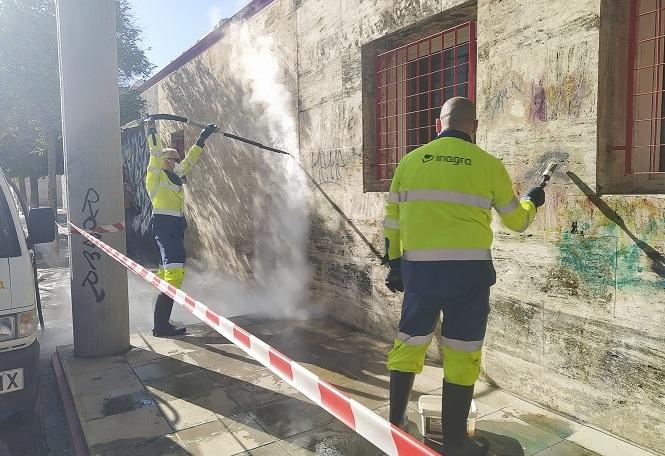 Limpieza de pintadas en una fachada. 