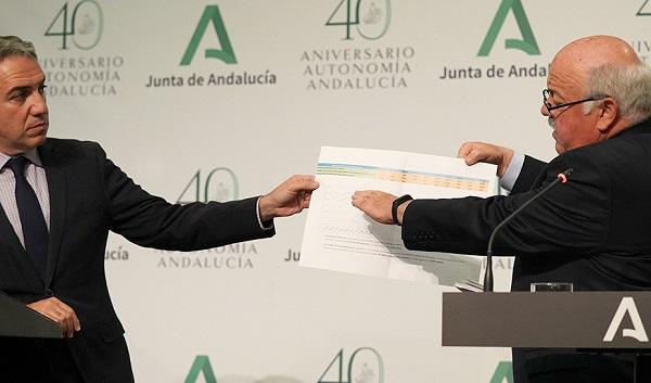 Los consejeros Elías Bendodo y Jesús Aguirre.