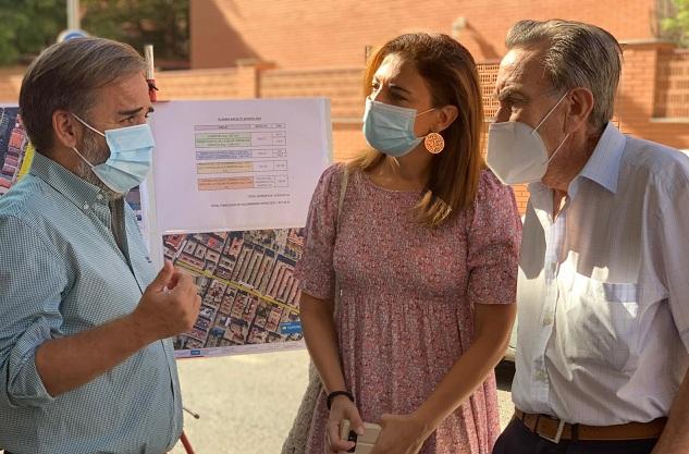 Visita municipal al barrio de la Rosaleda.