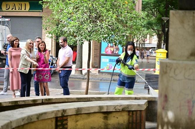 Limpieza en una plaza y fuente del barrio de Doctores.