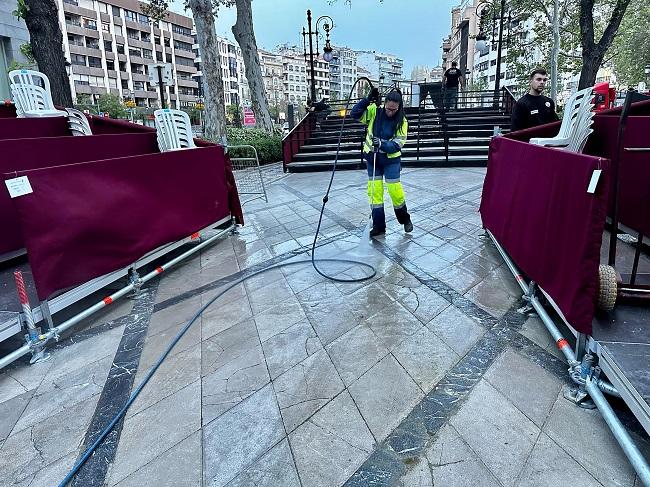 Limpieza en la Carrera de la Virgen, incluida en el nuevo recorrido oficial.