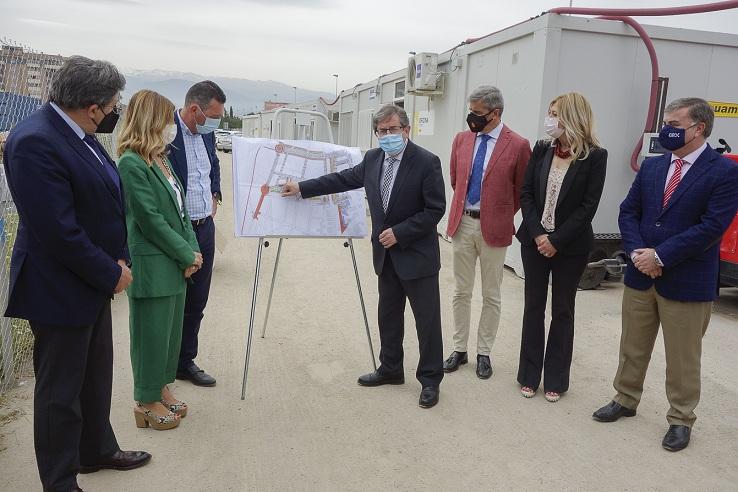 Luis González señala en el plano las obras de urbanización de la zona. 