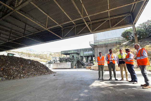 Visita de responsables de la Diputación a la planta de residuos de Vélez de Benaudalla.