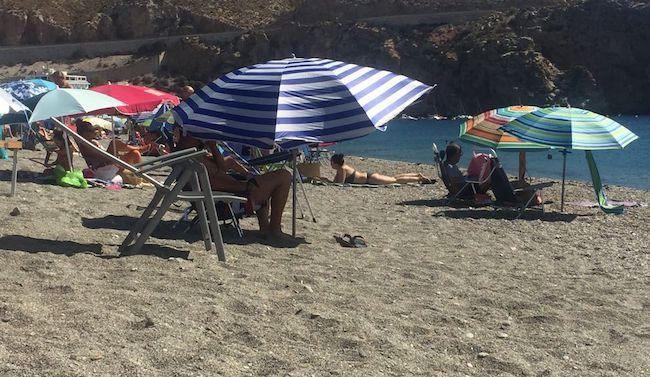 Veraneantes en una playa del litoral de Granada.