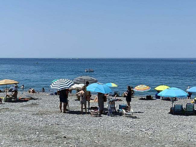 Bañistas, este domingo, en Almuñécar. 