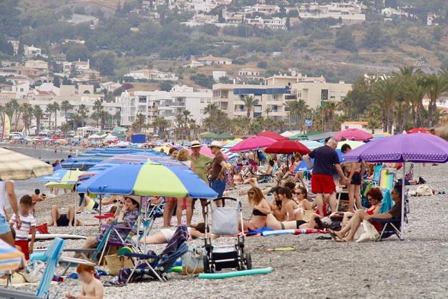 Ambiente en la Playa de la Herradura este domingo.