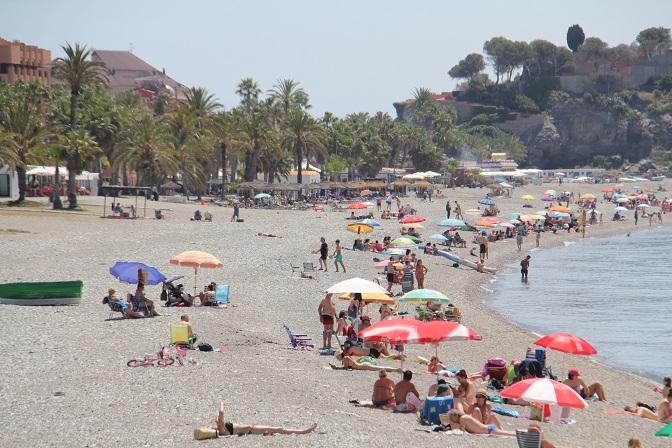 Muchas personas disfrutan del domingo en la playa de San Cristóbal.