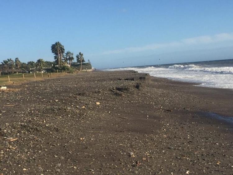 El oleaje ha llegado prácticamente al césped del hotel en Playa Granada, en Motril.