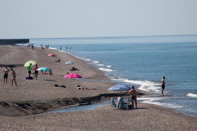 Playa de Salobreña, en el primer día de apertura al público.