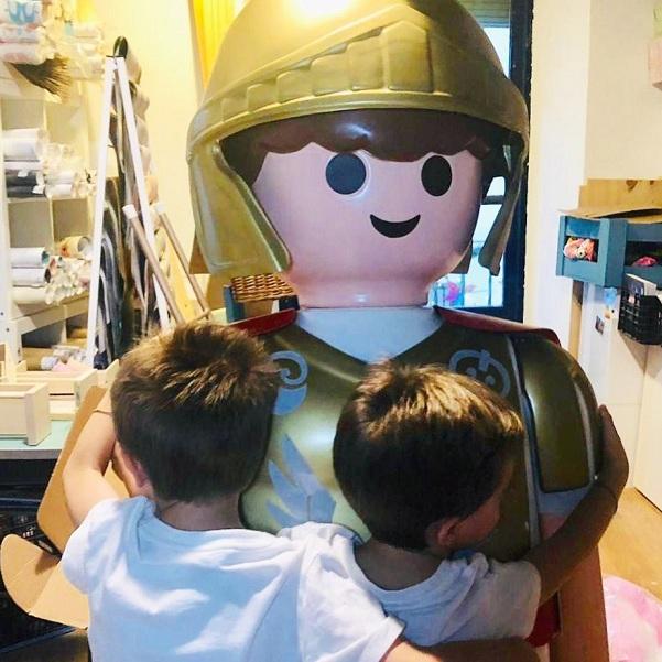 Los niños abrazan el playmobil recuperado. 