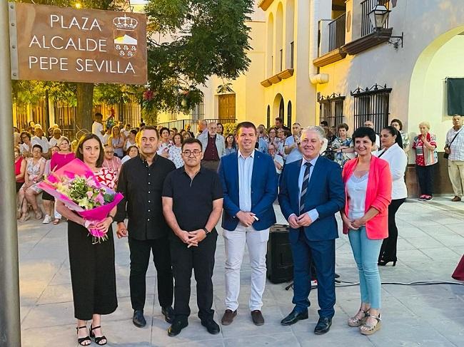 Hijos de Pepe Sevilla, el acalde y los diputados provinciales, tras inaugurar la Plaza.