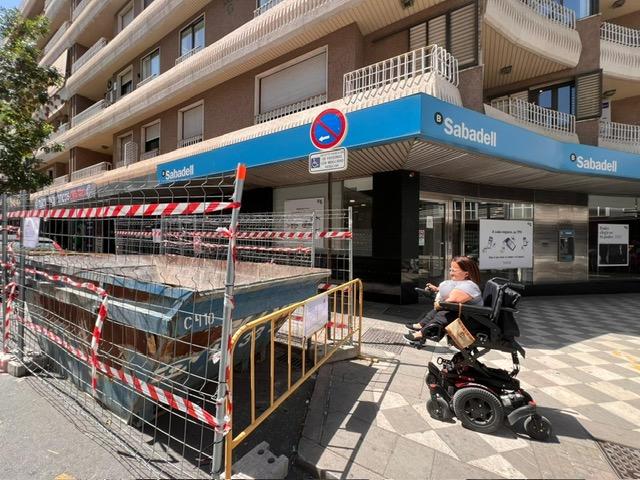 Contenedor de obra en una plaza reservada en Pedro Antonio de Alarcón.