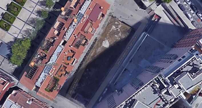 La parcela está entre las calles Panaderos de San Lázaro y Parra Baja La parcela está entre las calles Panaderos de San Lázaro y Parra Baja.