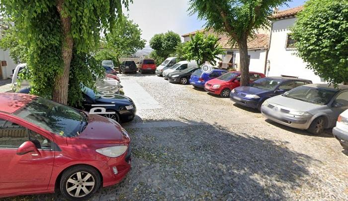 La plaza de San Nicolás, llena de coches. 